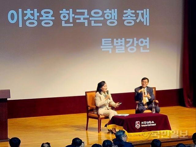 이창용 한국은행 총재가 30일 오후 서울 마포구 서강대학교 성이냐시오성당 소강당에서 열린 특강에서 박영선 전 중소벤처기업부 장관의 질문에 답하고 있다.