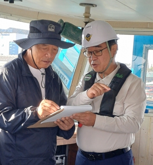 퇴직 해양경찰 공무원이 해양오염을 막기 위해 각 선박들을 방문, 전문지식을 전수하고 있다. 중부해경청 제공