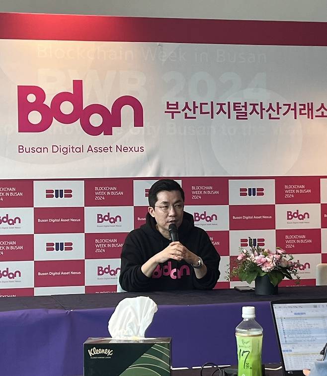 BWB 2024 행사장 한 켠에서 이루어진 기자간담회에 참여한 부산디지털자산거래소(비단) 김상민 대표