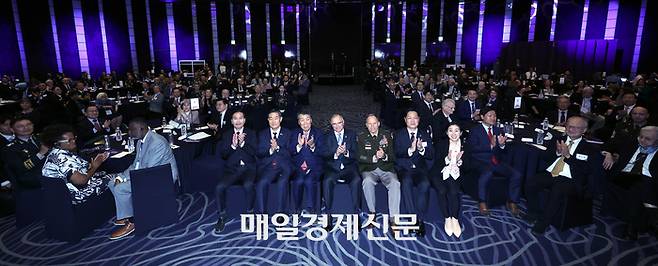 신원식 국가안보실장(왼쪽 두번째)가 30일 오후 서울 중구 웨스틴조선서울에서 열린 제24-2차 한미동맹 콘퍼런스에 참석해 기념 촬영하고 있다.2024.10.30[이충우기자]