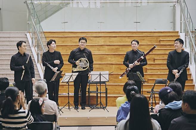 지난해 포항음악제 중 '찾아가는 음악회'. 목관오중주 연주자들이 인사하고 있다.  포항국제음악제