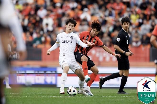 유인수(사진 오른쪽). 사진=한국프로축구연맹