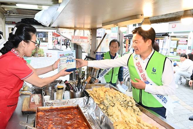 조용익 부천시장이 송내로데오 거리에서 복지사각지대 발굴 홍보캠페인을 하고 있다./사진제공=부천시