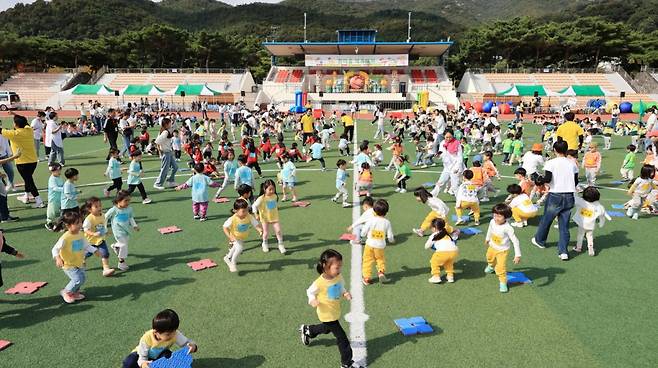 지난 10월 열린 과천 어린이집 한마음 체육대회에 참가한 아이들 모습./사진제공=과천시