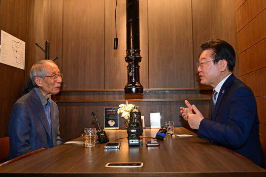 이재명 더불어민주당 대표와 윤여준 전 환경부 장관이 30일 서울 여의도 한 식당에서 오찬에 앞서 대화를 나누고 있다. 공동취재사진