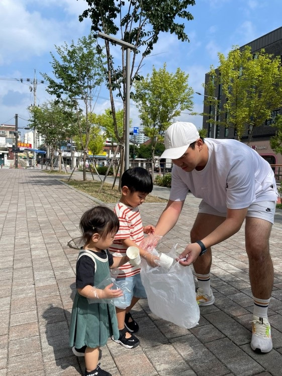 줍깅 캠페인에 참여한 동아쏘시오홀딩스 직원. 동아쏘시오홀딩스 제공