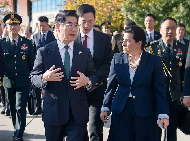 김용현 국방부 장관이 안 볼판테 게브하르트 미 해군성 차관보와 협력 방안을 논의하고 있다.[국방부 제공]