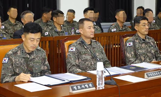 30일 국회에서 열린 정보위원회 국정감사에 출석한 문상호 정보사령관(왼쪽부터)과 원천희 국방정보본부장, 박종선 777사령관이 나란히 앉아 있다. [연합]