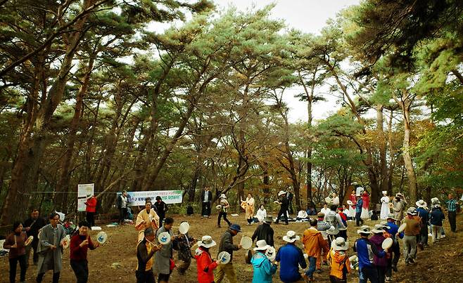 [광주=뉴시스] 2023년 무등산 천제 모습. (사진=무등공부방 아시아인문재단 제공) photo@newsis.com *재판매 및 DB 금지