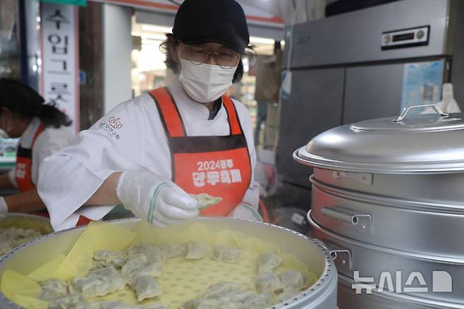 [원주=뉴시스] 이덕화 기자 = 25일 '2024 원주만두축제'가 강원 원주시 중앙동 전통시장과 문화의거리, 지하상가 일대에서 '원주만두로路 맛지순례'를 주제로 열린 가운데 맛있게 익은 만두가 손님을 맞을 준비를 하고 있다. 2024.10.25. wonder8768@newsis.com