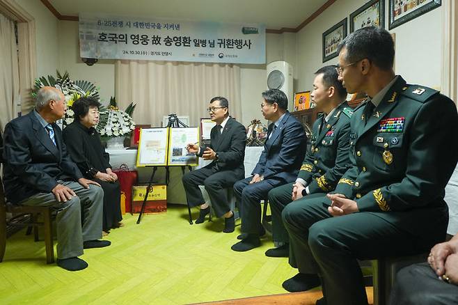 [서울=뉴시스] 이근원 국방부유해발굴감식단장이 오늘(30일) 경기도 안양시에 있는 유가족 자택에서 고(故) 송영환 일병의 ‘호국의 영웅 귀환 행사’를 갖고, 유가족께 고인의 참전 과정과 유해발굴 경과를 설명했다. (사진=국방부 제공) 2024.10.30. photo@newsis.com *재판매 및 DB 금지