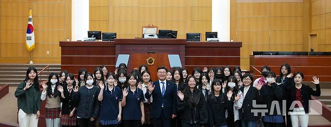 [전주=뉴시스] 30일 올해 제5회 청소년 모의의회에 참가한 전주 유일여자고등학교 학생과 교사, 문승우 도의회 의장 등이 전북특별자치도의회 본회의장에서 기념촬영을 하고 있다. (사진=전북자치도의회 제공) 2024.10.30. photo@newsis.com *재판매 및 DB 금지