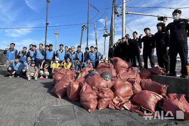 [제주=뉴시스] 제주해양경찰청과 애월어촌계 등이 30일 오후 제주시 애월항에서 연안 정화활동을 하고 기념사진을 찍고 있다. (사진=제주해경청 제공) 2024.10.30. photo@newsis.com