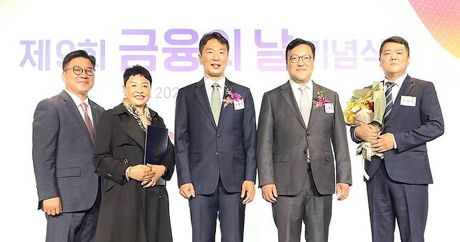 [울산=뉴시스] BNK경남은행 허종구 상무, ㈜에스엘전자 김명자 대표, 금융감독원 이복현 원장, 금융위원회 김병환 원장, BNK경남은행 우권일 과장. (사진=경남은행 제공)  *재판매 및 DB 금지