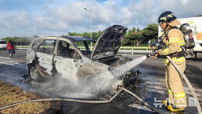 [제주=뉴시스] 30일 오전 제주시 애월읍 평화로에서 차량 화재가 발생해 소방당국이 진화에 나서고 있다. (사진=제주소방안전본부 제공) 2024.10.30. photo@newsis.com