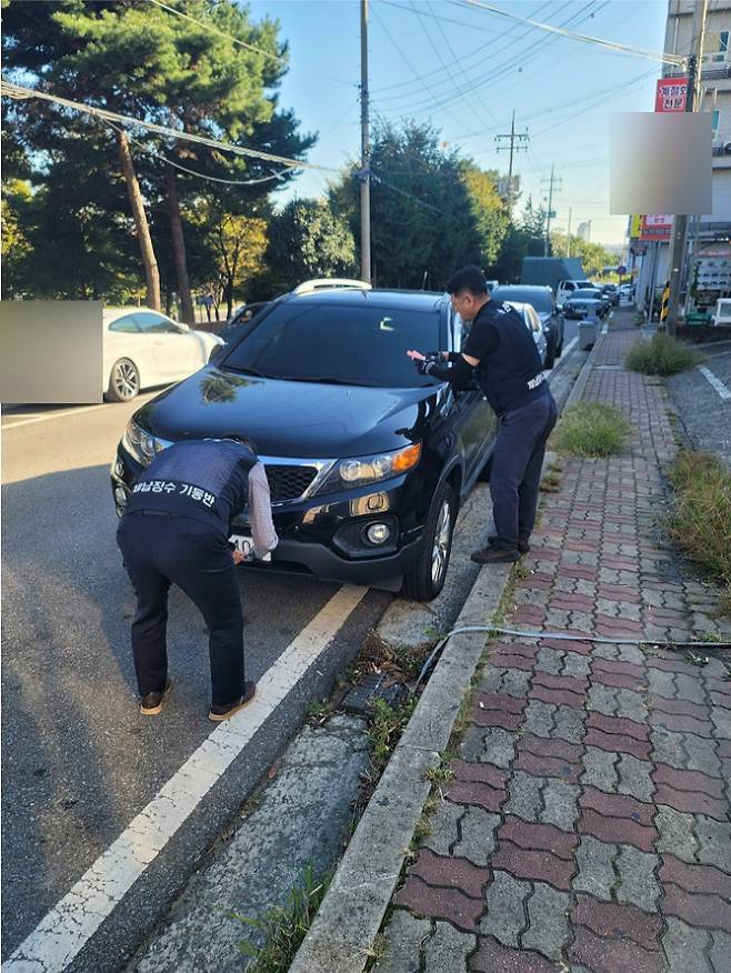 자동차세 및 과태료 체납 차량에 대해 번호판을 영치하고 있다. 순천시 제공