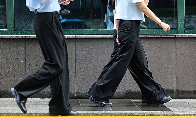 서울 서초구 강남역 인근에서 직장인들이 이동하고 있다. 기사 이해를 돕기 위한 자료사진. 연합뉴스