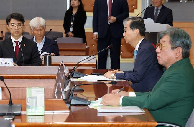 한덕수 국무총리가 30일 오후 서울 종로구 정부서울청사 별관에서 열린 2050 탄소중립녹색성장위원회 제3차 전체회의에서 발언하고 있다.    뉴시스