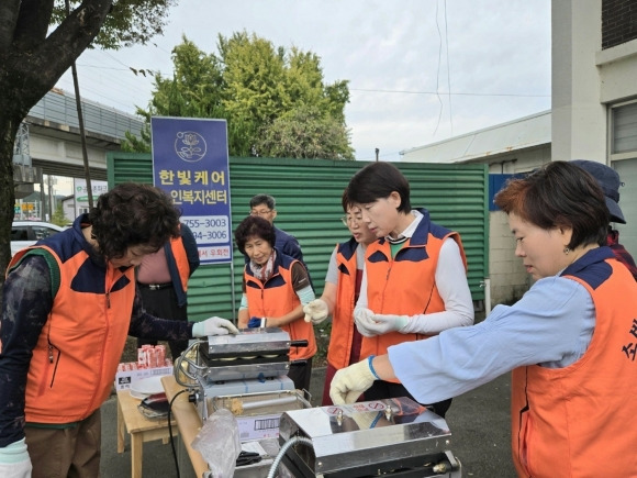 김미영 회장 등 (사)소비자교육중앙회 순천시지회 회원들이 서면노인회관과 게이트볼장 주변에서 ‘사랑의 붕어빵’ 무료 봉사 활동을 펼쳤다.