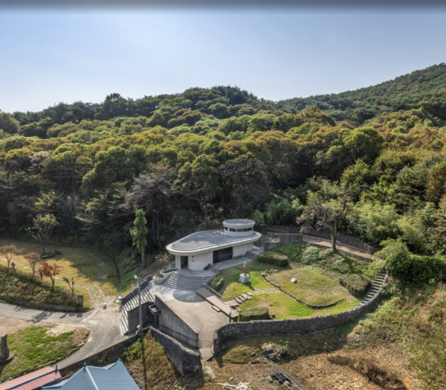 충남 청양에 위치한 최양업신부탄생기념 경당. 최 신부가 마지막까지 머물렀던 울산광역시의 동굴인 죽림굴을 본따 만들었다. 사진 제공=윤준환 작가