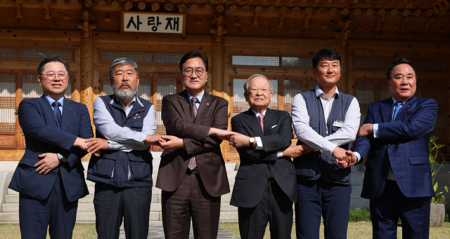 우원식 국회의장이 30일 서울 국회 사랑재에서 열린 ‘국회의 사회적 대화를 위한 국회의장-노사 5단체 대표 오찬 간담회’에 앞서 기념 촬영을 하고 있다. 박일준(왼쪽부터) 대한상의 부회장, 김동명 한국노총 위원장, 우 의장, 손경식 경총 회장, 양경수 민주노총 위원장, 배조웅 중기중앙회 수석부회장. 연합뉴스