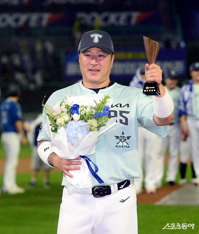 6일 인천 SSG랜더스필드에서 ‘2024 신한 SOL Bank KBO 올스타전’ 경기가 열렸다. 경기 종료 후 미스터 올스타를 수상한 최형우가 기념촬영을 하고 있다.

    인천 ｜ 김민성 기자 marineboy@donga.com