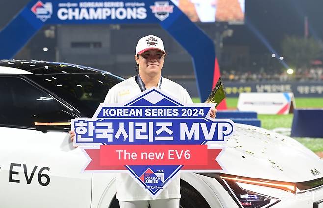 28일 광주기아챔피언스필드에서 열린 ‘2024 신한 SOL 뱅크 KBO리그’ 삼성 라이온즈와 KIA 타이거즈의 한국시리즈 5차전 경기에서 4승 1패로 한국시리즈에 우승한 KIA 김선빈이 한국시리즈 MVP 트로피를 들고 있다.

    광주 ｜ 주현희 기자 teth1147@donga.com