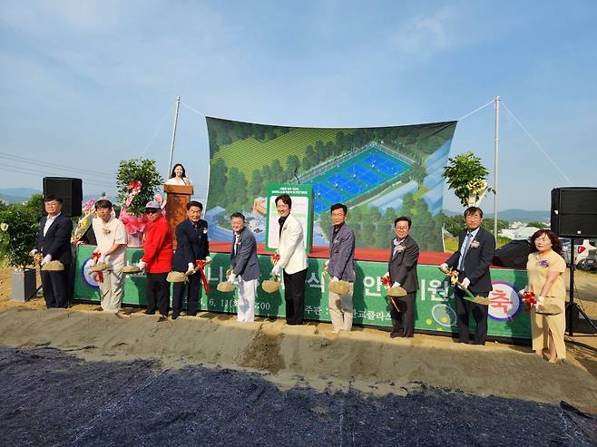 최만순 성남시 고도제한 범대위 공동대표, 이홍섭 시흥동 주민자치 위원장, 가수 김흥국, 강상태 시의원, 최자용 판교클라쓰 회장, 배우 정준호(왼쪽부터) 등 주요 참석자들이 테니스장 건립의 출발을 알리는 시삽을 하고 있다. (사진제공 ｜ 판교클라쓰)