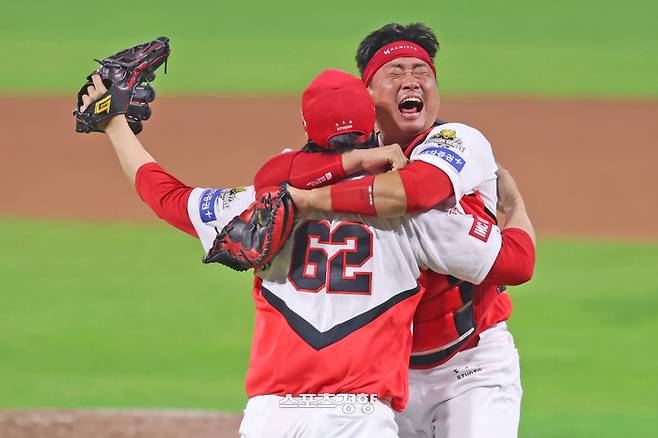 KIA 포수 김태군이 28일 한국시리즈 우승 확정 뒤 마무리 정해영을 끌어안고 울고 있다. KIA 타이거즈 제공