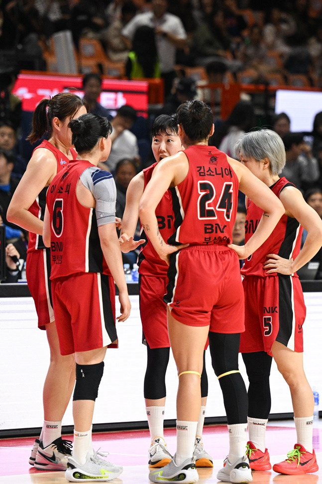 BNK 선수단. /사진=WKBL 제공