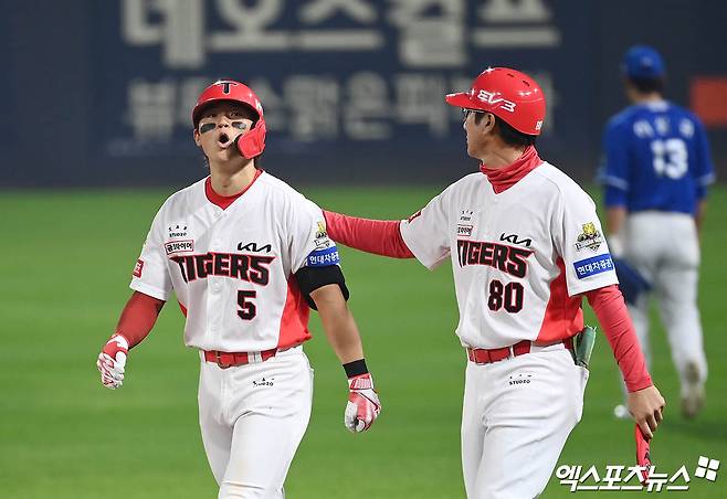 28일 오후 광주기아챔피언스필드에서 열린 '2024 신한 SOL Bank KBO 한국시리즈' 삼성 라이온즈와 KIA 타이거즈의 5차전 경기, 7회말 무사 1루 KIA 김도영이 희생번트를 시도한 뒤 삼성 투수 임창민의 야수선택으로 출루에 성공한 뒤 안도의 한숨을 내쉬고 있다. 엑스포츠뉴스 DB