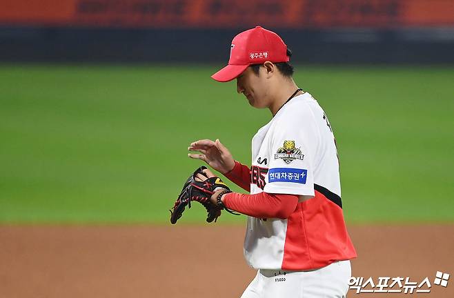 28일 오후 광주기아챔피언스필드에서 열린 '2024 신한 SOL Bank KBO 한국시리즈' 삼성 라이온즈와 KIA 타이거즈의 5차전 경기, 5회초 KIA 김도현이 삼자범퇴로 이닝을 마친 뒤 더그아웃으로 향하며 미소짓고 있다. 엑스포츠뉴스 DB