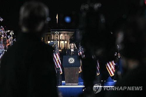 백악관 배경으로 연설하는 해리스 부통령 [워싱턴 AFP=연합뉴스.재판매 및 DB금지]