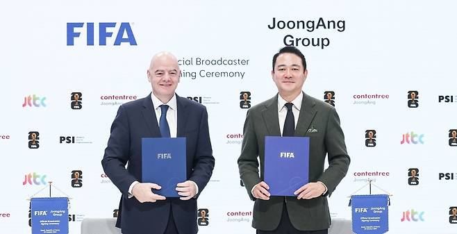 좌측부터 잔니 인판티노 FIFA 회장, 홍정도 중앙그룹 부회장 [중앙그룹 제공. 재판매 및 DB 금지]