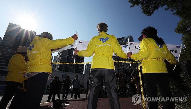 대북 전단 살포 관련 기자회견하는 납북자가족단체 (수원=연합뉴스) 홍기원 기자 = '납북자피해가족연합회' 회원들이 24일 오후 경기도 수원시 영통구 경기도청 앞에서 대북 전단 제작과 살포 취지를 설명하는 기자회견을 하고 있다. 2024.10.24 xanadu@yna.co.kr