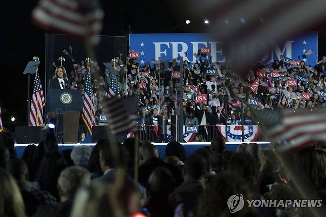 백악관 앞에서 연설하는 해리스  [AP=연합뉴스.재판매 및 DB금지]