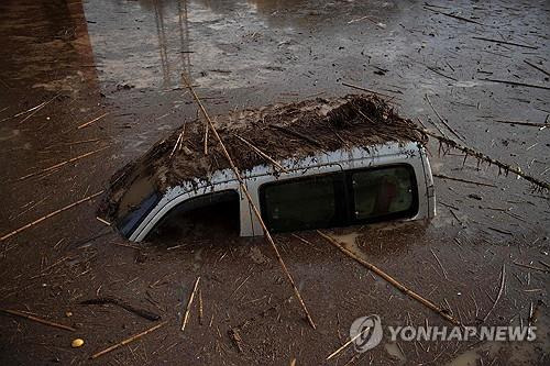 스페인 폭우로 인해 물에 잠긴 차량 [AFP=연합뉴스]