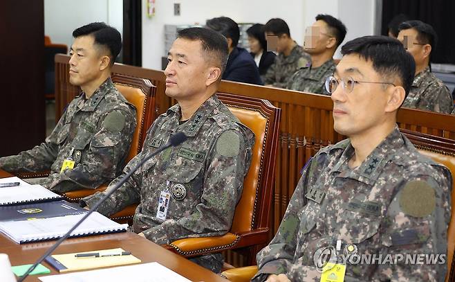 국회 정보위원회 국정감사 (서울=연합뉴스) 30일 국회에서 열린 정보위원회 국정감사에 출석한 문상호 정보사령관(왼쪽부터)과 원천희 국방정보본부장, 박종선 777사령관이 나란히 앉아 있다. 2024.10.30 [국회사진기자단] photo@yna.co.kr