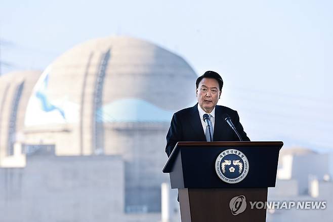 윤석열 대통령, 신한울 1·2호기 종합준공 및 3·4호기 착공식 축사 (울진=연합뉴스) 홍해인 기자 = 윤석열 대통령이 30일 경북 울진군 한국수력원자력 한울원자력본부에서 열린 '신한울 원전 1·2호기 종합준공 및 3·4호기 착공식'에 참석해 축사하고 있다.  2024.10.30 hihong@yna.co.kr