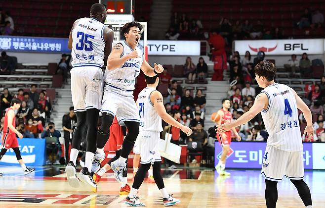 기뻐하는 가스공사 선수들 [KBL 제공. 재판매 및 DB 금지]