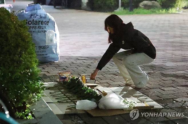 '재활용 수거차에 참변' 추모하는 주민 (광주=연합뉴스) 천정인 기자 = 30일 오후 광주 북구 한 아파트단지 내에서 한 학생이 재활용품 수거 차량에 치어 숨진 초등학교 1학년 A(7) 양을 추모하기 위해 과자를 놓고 있다. 2024.10.30 iny@yna.co.kr