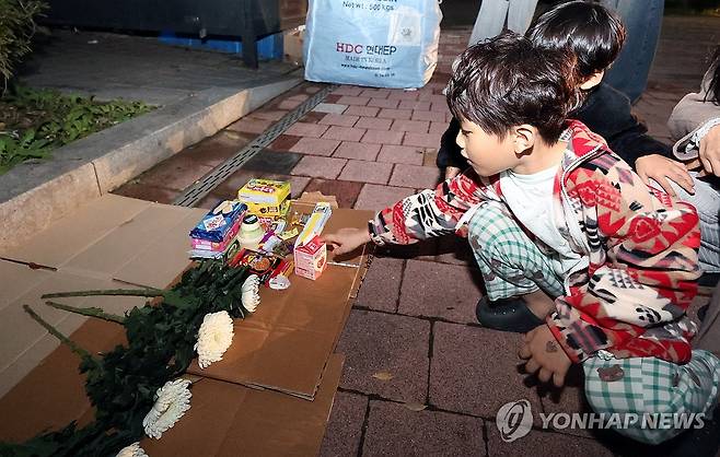 하늘 먼저간 친구 추모하는 어린이 (광주=연합뉴스) 천정인 기자 = 30일 오후 광주 북구 한 아파트단지 내에서 재활용품 수거 차량에 치어 숨진 초등학교 1학년 A(7) 양과 같은 나이의 어린이가 자신이 가져온 딸기 우유를 내려놓으며 추모하고 있다. 2024.10.30 iny@yna.co.kr