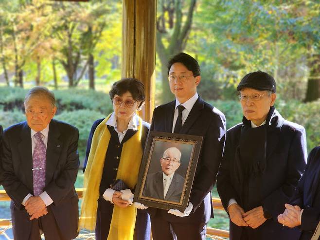 고인의 유족들과 동료 연구자들.(왼쪽부터)이충희 한국시니어과학기술인협회 명예회장, 양혜숙 한국공연예술원 이사장, 김원준 삼성글로벌리서치 대표, 정낙삼 前 한국표준과학연구원 명예연구원.(사진=이데일리 강민구 기자)