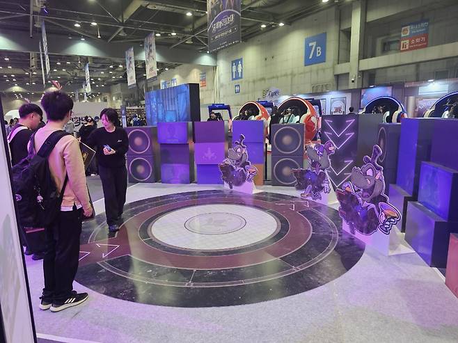 - 주머니를 힘껏 던져 스톤보스를 맞추면 된다