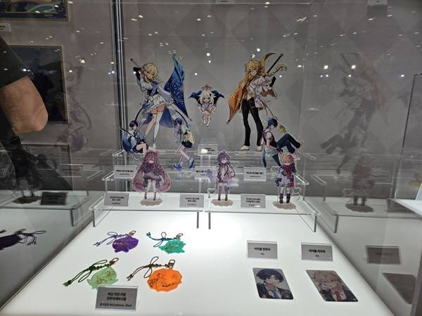 - 원신 캐릭터와 페이몬, 여행자가 돋보이는 아크릴 스탠드