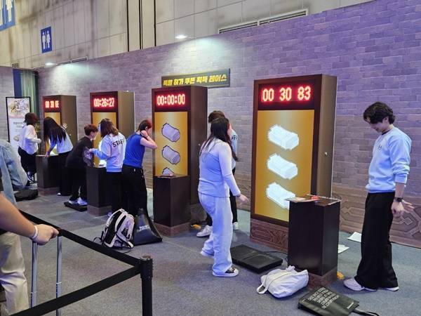 - 발판을 좌우로 빠르게 밟아야 한다