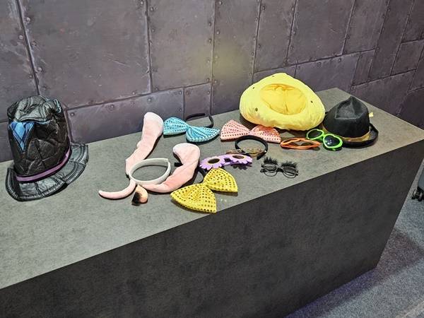 - 다양한 소품도 준비됐다