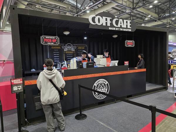 - 부스 근처에 카페도 있으니 한 번 들러보는 것도 나쁘지 않다