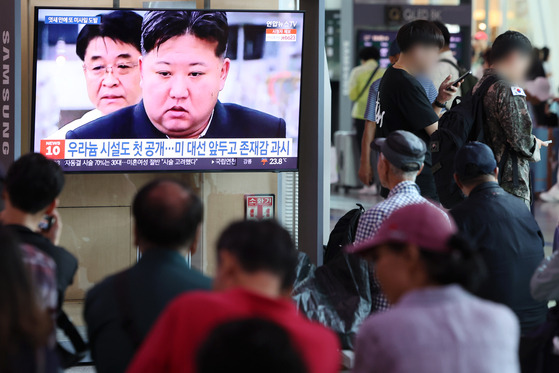 지난달 18일 오전 서울역 대합실에서 시민들이 관련 보도를 보고 있다. 당시 북한은 핵탄두 제조에 쓰이는 고농축 우라늄(HEU) 제조시설을 공개한 지 닷새만에 탄도미사일을 발사했다. 〈사진=연합뉴스〉