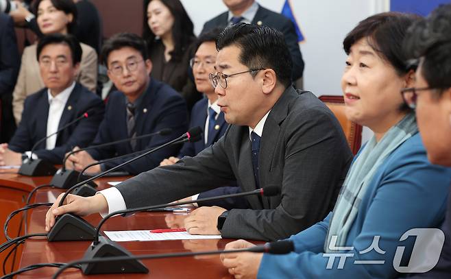 박찬대 더불어민주당 원내대표가 31일 서울 여의도 국회에서 열린 윤석열 대통령과 명태균 씨의 통화녹음 관련 긴급 기자회견에서 모두발언을 하고 있다. 2024.10.31/뉴스1 ⓒ News1 김성진 기자